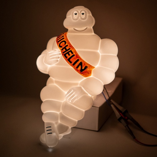 [51180667-5W] Old School Michelin Man met Halogeenverlichting