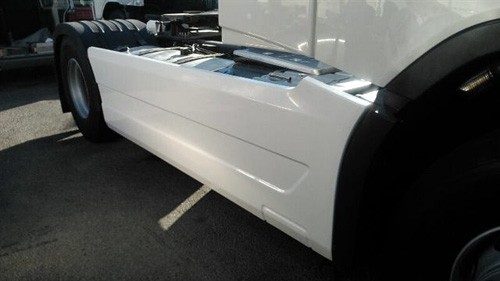 [25818482] Sideskirts voor Volvo FH4 | Wielbasis 3800mm | Ladder in Grote Tank